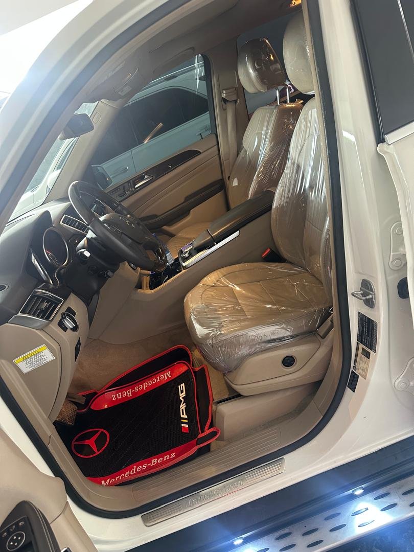 2015 Mercedes-Benz ML 350 — front seats